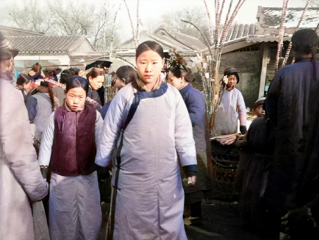 侵华日军残酷暴行,女子为活命脱下衣服让日本人拍摄,侮辱至死