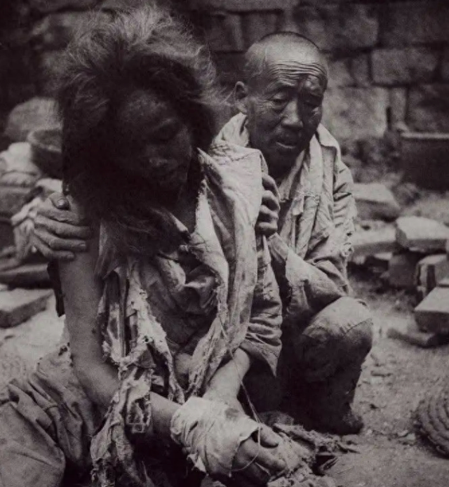 侵华日军残酷暴行,女子为活命脱下衣服让日本人拍摄,侮辱至死