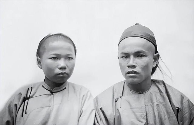 侵华日军残酷暴行,女子为活命脱下衣服让日本人拍摄,侮辱至死