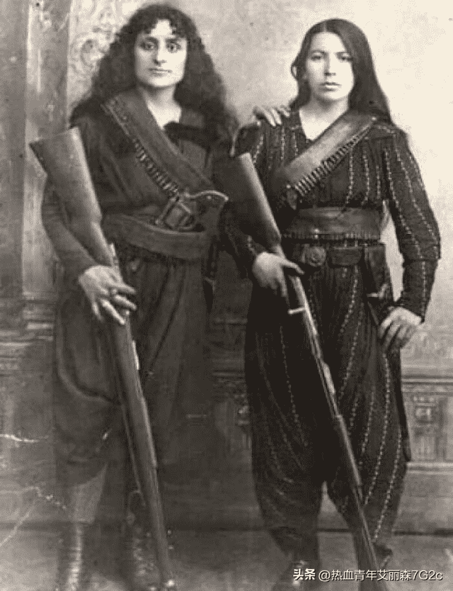 侵华日军残酷暴行,女子为活命脱下衣服让日本人拍摄,侮辱至死