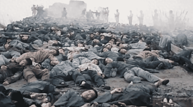 侵华日军残酷暴行,女子为活命脱下衣服让日本人拍摄,侮辱至死