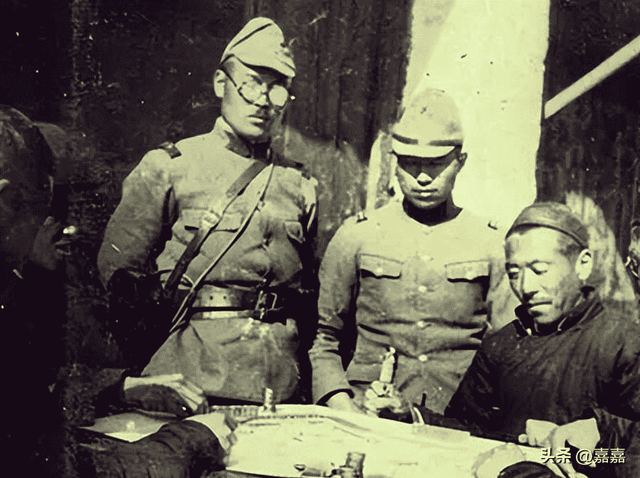 侵华日军残酷暴行,女子为活命脱下衣服让日本人拍摄,侮辱至死