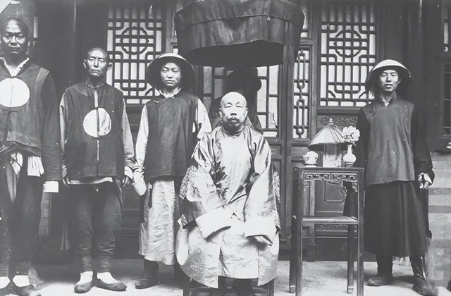 侵华日军残酷暴行,女子为活命脱下衣服让日本人拍摄,侮辱至死