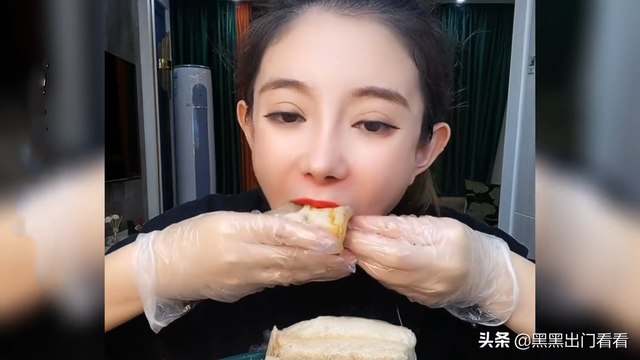 美女一口10斤肥肉,配上麻酱红油流汁小米辣,太过瘾了?