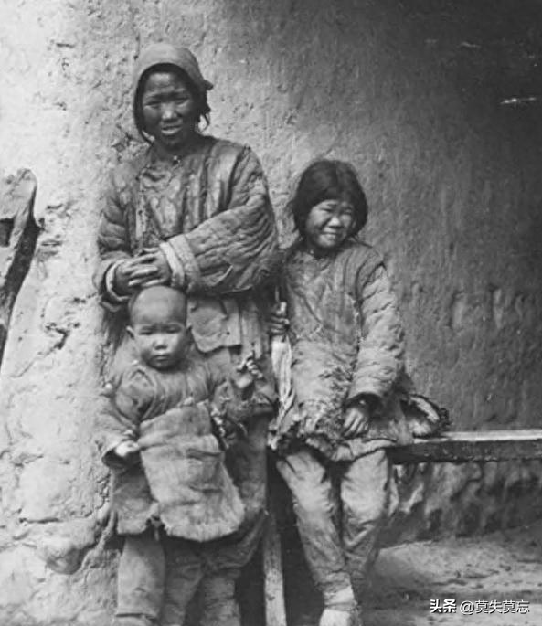 侵华日军残酷暴行,女子为活命脱下衣服让日本人拍摄,侮辱至死