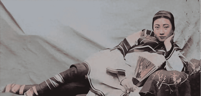 侵华日军残酷暴行,女子为活命脱下衣服让日本人拍摄,侮辱至死