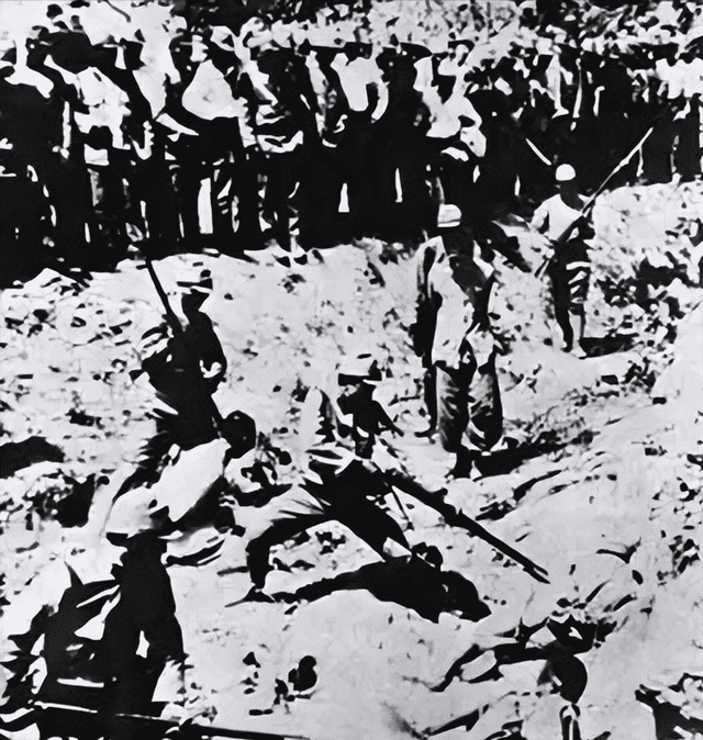 侵华日军残酷暴行,女子为活命脱下衣服让日本人拍摄,侮辱至死