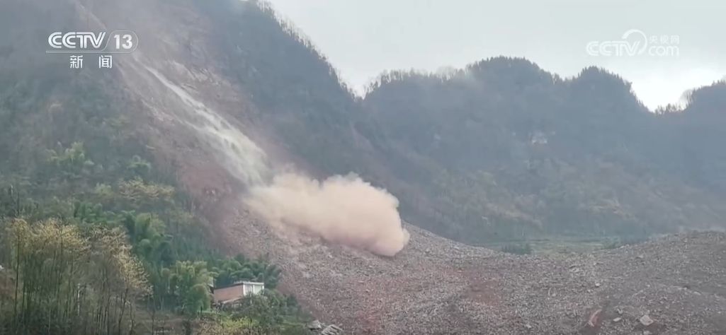在救援一线,这抹“橙色”身影向险而行