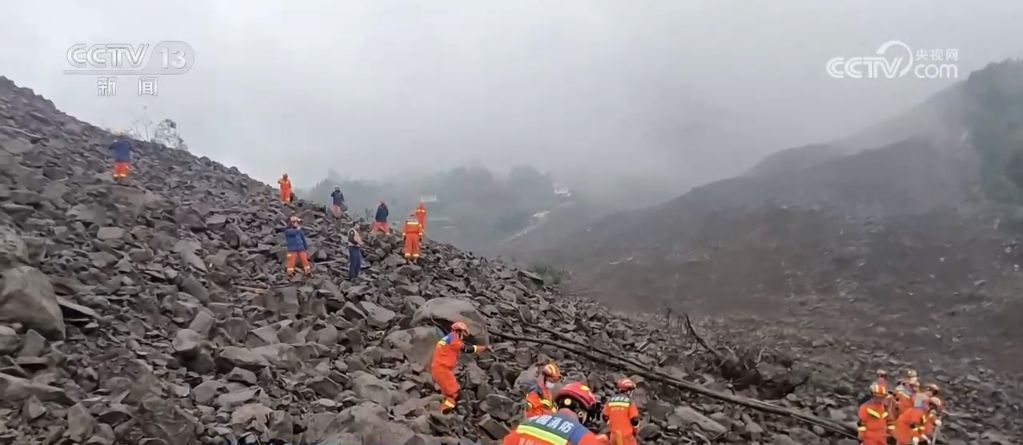 在救援一线,这抹“橙色”身影向险而行