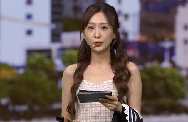 CBA总决赛有美女主播了,拜月宁颜值如何?一组照片揭开真相