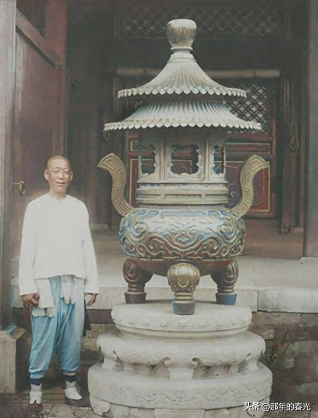 变态的纳粹德国,脱光犹太人女人衣服,集体屠杀!