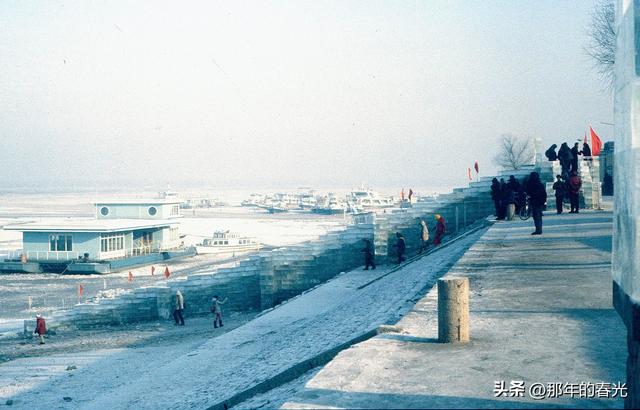 变态的纳粹德国,脱光犹太人女人衣服,集体屠杀!