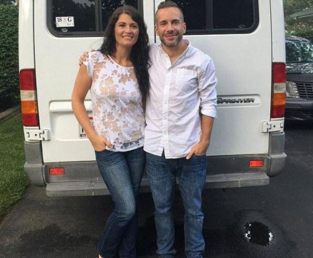 美女子节约房租卖掉财产6万改造货车，停公司门口起床就上班