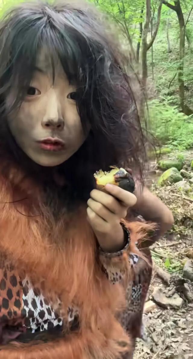 景区“美女野人”身份曝光,多张高清无码照片流出,长相很清纯