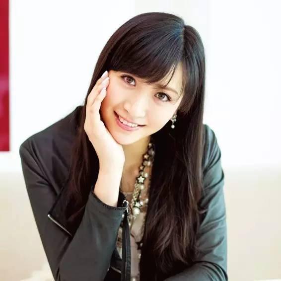 一丑女与一美女同时喂猩猩吃香蕉,结局尴尬