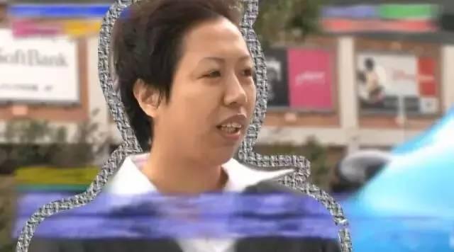 一丑女与一美女同时喂猩猩吃香蕉,结局尴尬