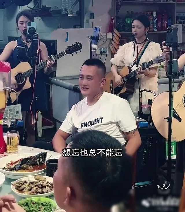 大哥1500请15个美女合唱“你”,把自己感动哭了,一看就是