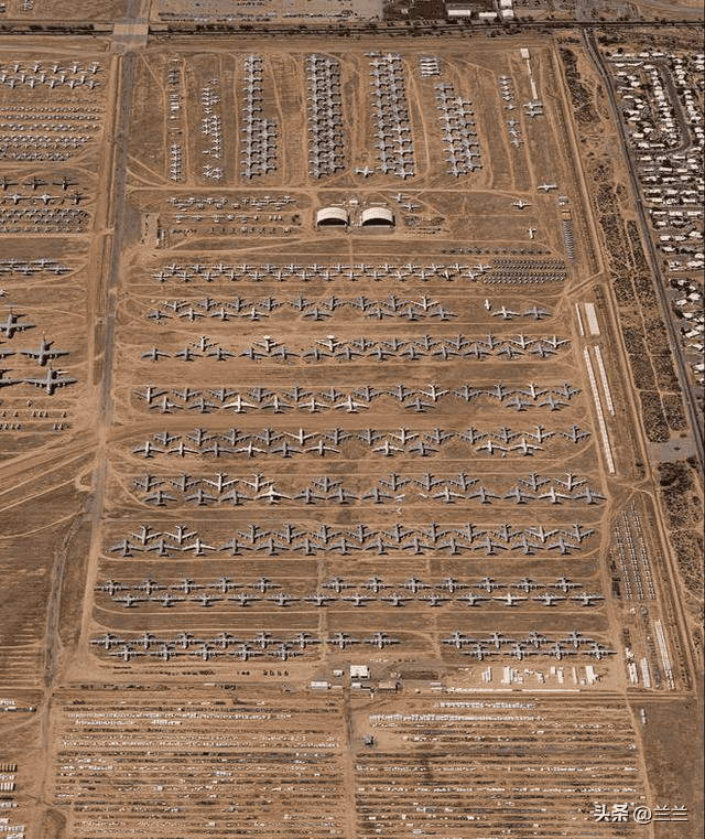 变态的纳粹德国,脱光犹太人女人衣服,集体屠杀!