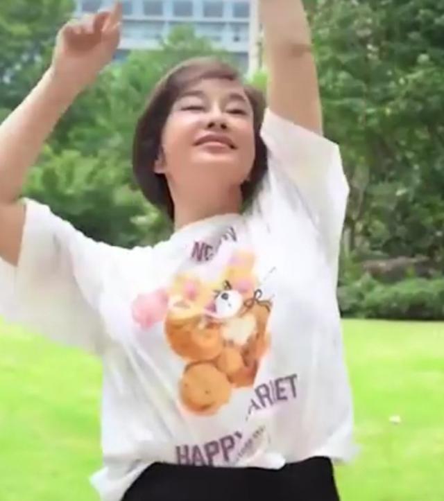 刘晓庆高温下穿貂皮拍戏,坐在草堆中休息满脸通红,网友直呼心疼