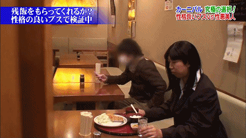 一丑女与一美女同时喂猩猩吃香蕉,结局尴尬