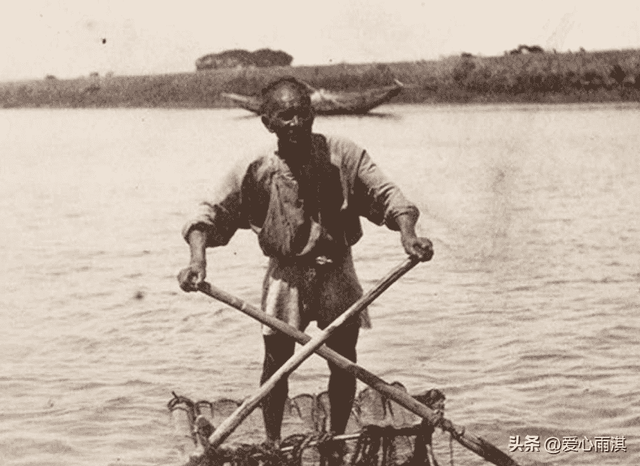 变态的纳粹德国,脱光犹太人女人衣服,集体屠杀!