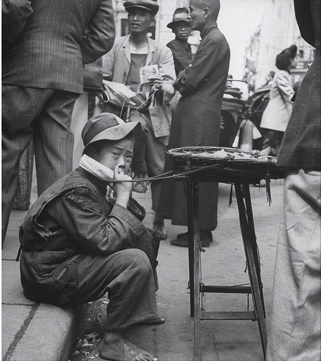 卑鄙龌龊老照片:青楼女子妖娆多姿,妇女露胸喂奶被孩子撕扯衣服