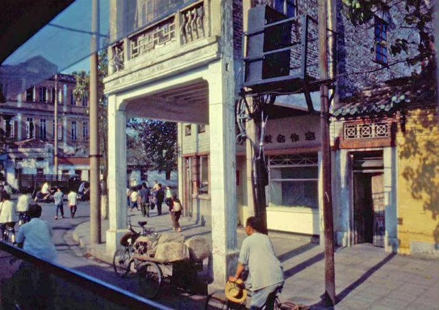 卑鄙龌龊老照片:青楼女子妖娆多姿,妇女露胸喂奶被孩子撕扯衣服