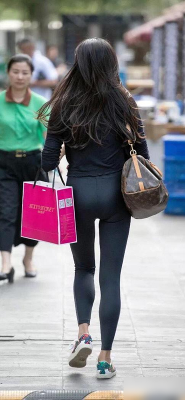 紧身裤魅力尽显!街拍丰满美女S曲线大放异彩