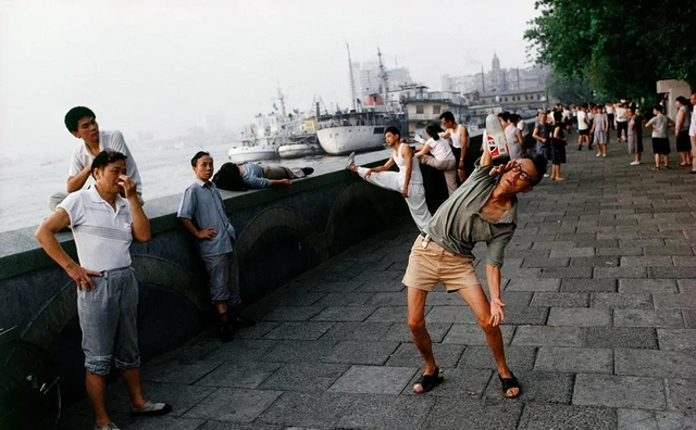 卑鄙龌龊老照片:青楼女子妖娆多姿,妇女露胸喂奶被孩子撕扯衣服
