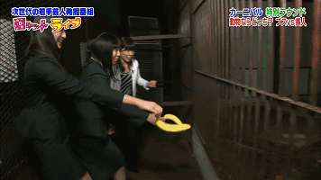 一丑女与一美女同时喂猩猩吃香蕉,结局尴尬