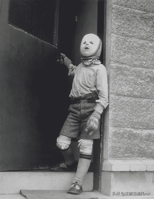 卑鄙龌龊老照片:青楼女子妖娆多姿,妇女露胸喂奶被孩子撕扯衣服