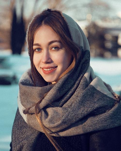 俄罗斯美女安妮惊艳现身,刺绣婚纱裙优雅动人,丰满上围太抢镜