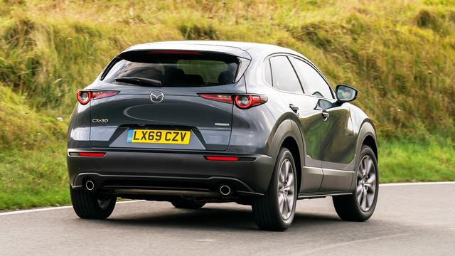 成龙代言三菱、胡歌代言CT6......粉丝:刷我的卡