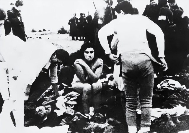 变态的纳粹德国,脱光犹太人女人衣服,集体屠杀!