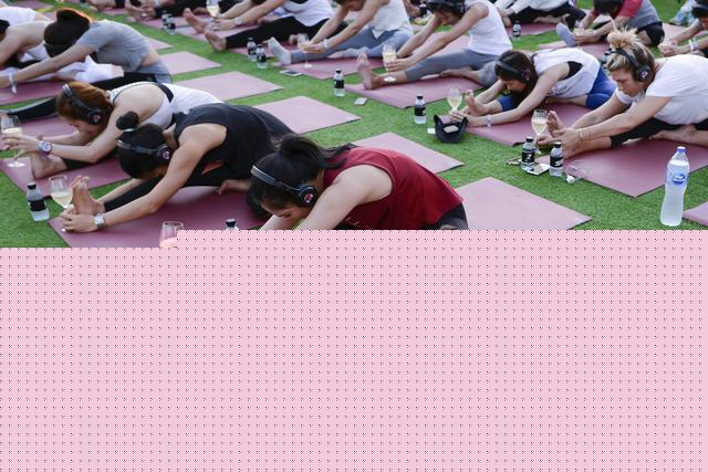 国际瑜伽日即将来临,看众多美女开练瑜伽,婀娜多姿性感迷人