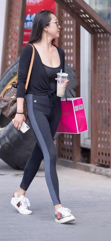 紧身裤魅力尽显!街拍丰满美女S曲线大放异彩