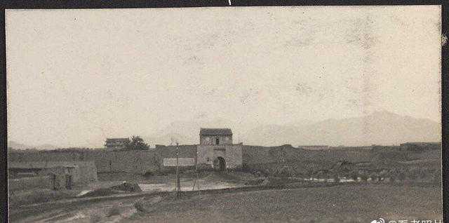 变态的纳粹德国,脱光犹太人女人衣服,集体屠杀!