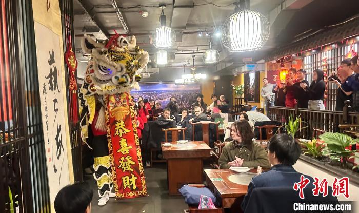 英国伦敦中国餐厅特色舞狮迎新春