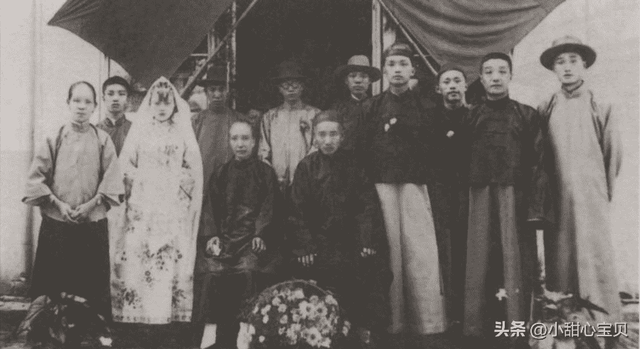 变态的纳粹德国,脱光犹太人女人衣服,集体屠杀!