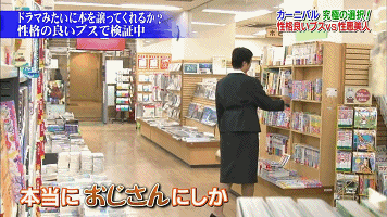 一丑女与一美女同时喂猩猩吃香蕉,结局尴尬