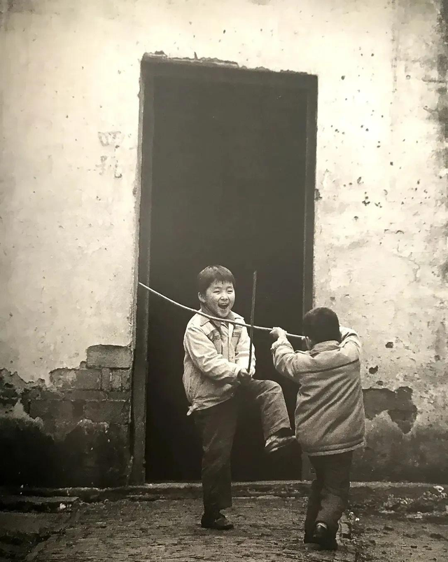 卑鄙龌龊老照片:青楼女子妖娆多姿,妇女露胸喂奶被孩子撕扯衣服