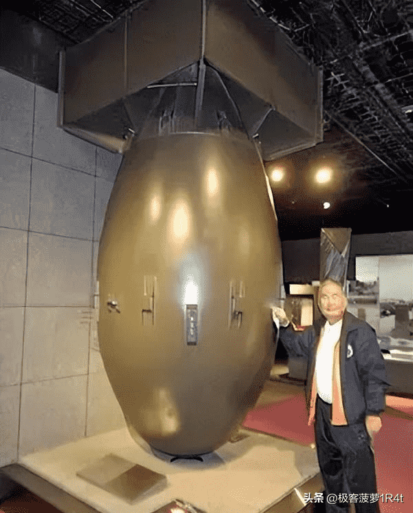 变态的纳粹德国,脱光犹太人女人衣服,集体屠杀!