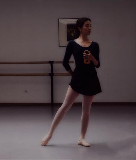 央视美女李思思好瘦,脸部没肉颧骨高耸,纸片身材麻杆儿腿引热议