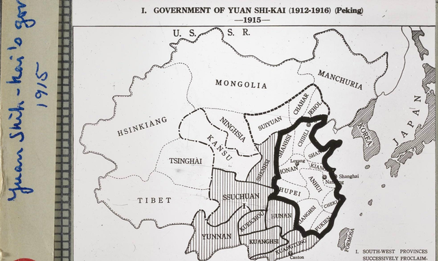 卑鄙龌龊老照片:青楼女子妖娆多姿,妇女露胸喂奶被孩子撕扯衣服