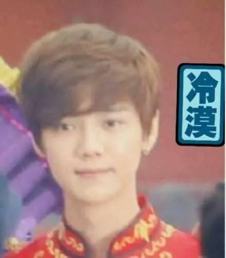 一丑女与一美女同时喂猩猩吃香蕉,结局尴尬