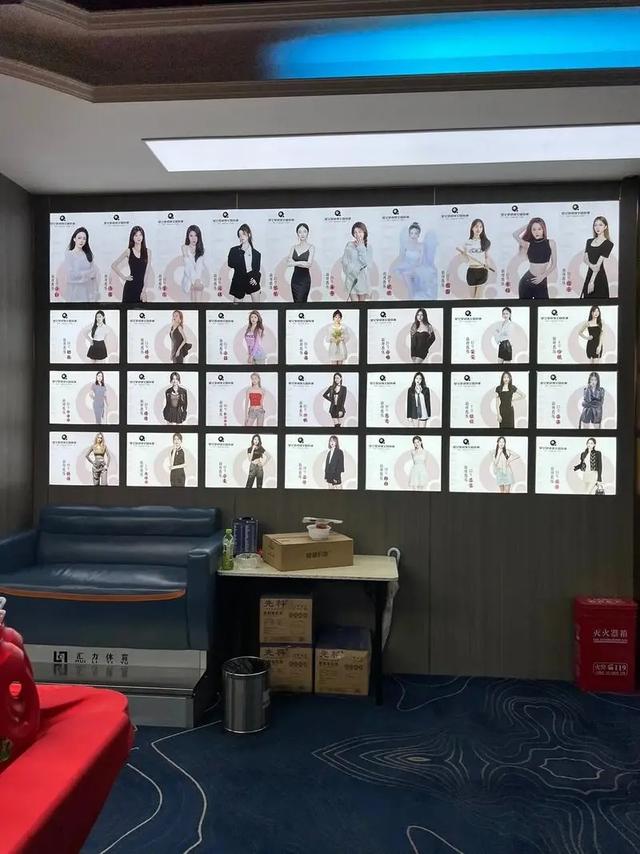 记者暗访私人影院, 毫无底线!美女助教, 互动观影, 亲嘴摸胸都可以