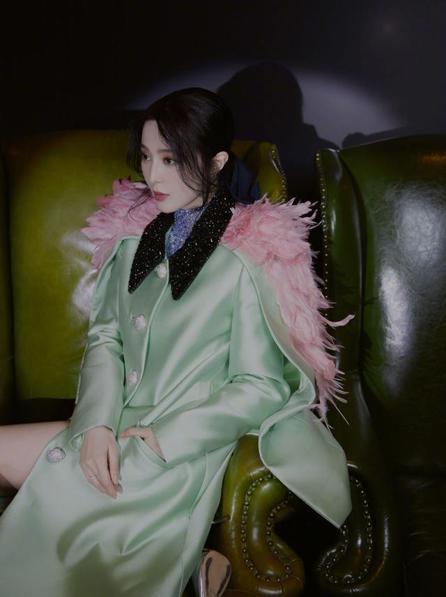 范冰冰无戏可拍也高调,穿亮片旗袍还配绿色长袜,想不抢镜都难