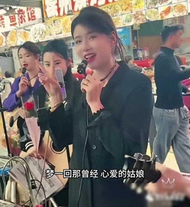 大哥1500请15个美女合唱“你”,把自己感动哭了,一看就是