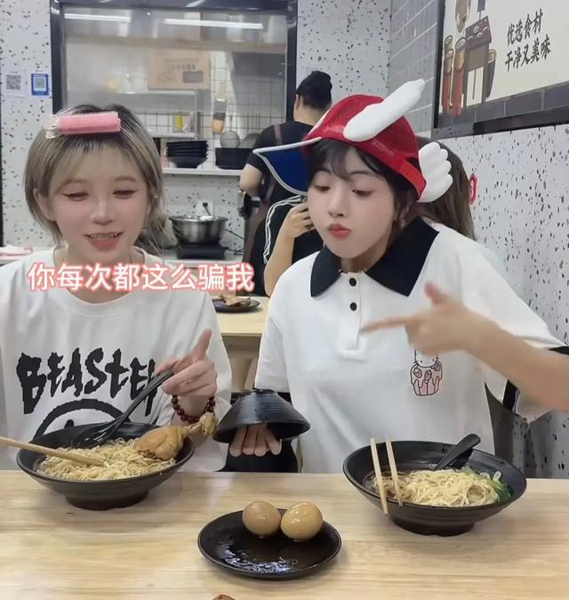 景区“美女野人”身份曝光,多张高清无码照片流出,长相很清纯