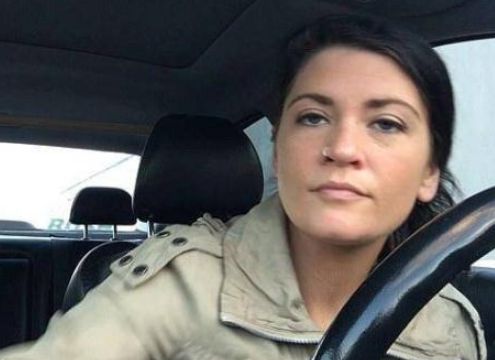 美女子节约房租卖掉财产6万改造货车，停公司门口起床就上班